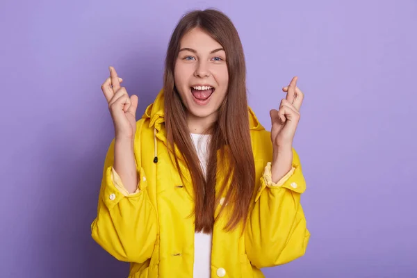 Estúdio Tiro Mulher Feliz Animado Vestindo Casaco Amarelo Posando Com — Fotografia de Stock