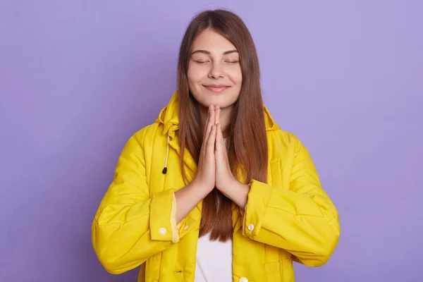 Plan Horizontal Femelle Posant Les Yeux Fermés Souriant Priant Avec — Photo