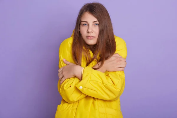Retrato Cerca Una Chica Fría Con Chaqueta Amarilla Manteniendo Las — Foto de Stock