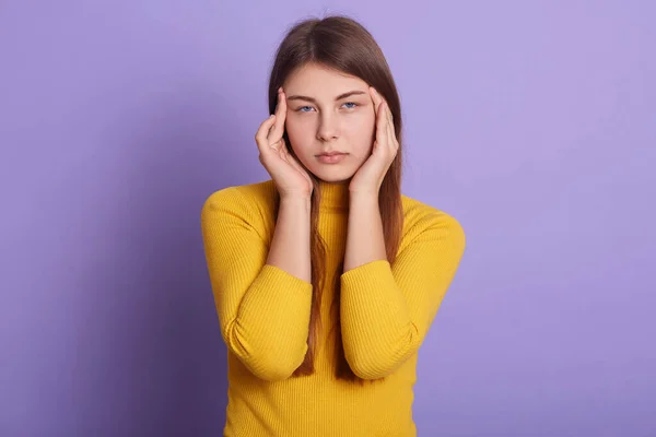 Retrato Cerca Una Mujer Infeliz Con Expresión Facial Seria Mirando — Foto de Stock