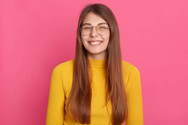 Imagem Mulher Feliz Com Sorriso Encantador Menina Caucasiana Adorável Vestindo — Fotografia de Stock