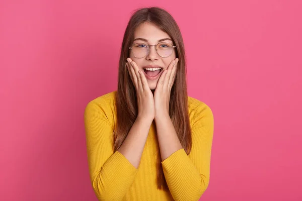 Fotografía Horizontal Mujer Emocionada Con Atuendo Casual Gafas Mirando Cámara — Foto de Stock