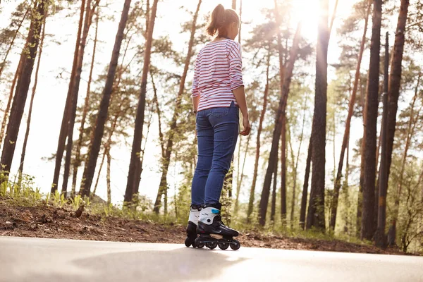 Visão Traseira Vestidos Femininos Traje Casual Patinando Livre Passando Seu — Fotografia de Stock