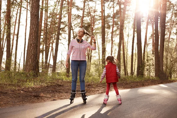 Picture Cheerful Energetic Young Female Rollerskating Her Little Daughter Enjoying — Stock Photo, Image