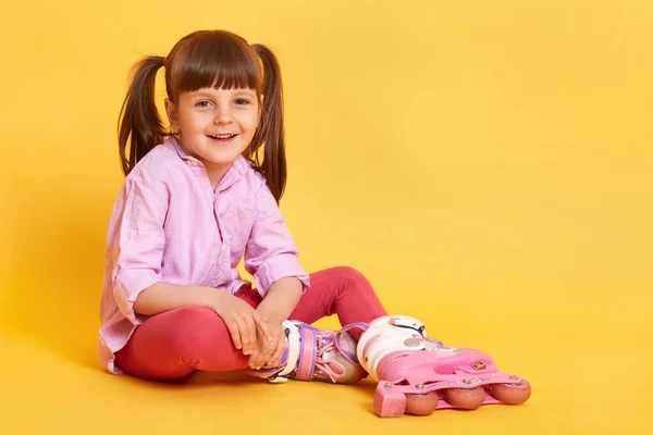 Studio Shot Ragazza Dai Capelli Scuri Ridente Con Due Code — Foto Stock