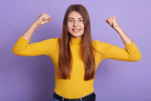 Retrato Close Menina Sorridente Feliz Apertando Punhos Vestindo Camisa Amarela — Fotografia de Stock