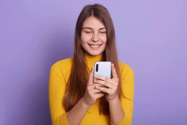 Hübsche Attraktive Frau Mit Positivem Gesichtsausdruck Lässiger Kleidung Posiert Isoliert — Stockfoto