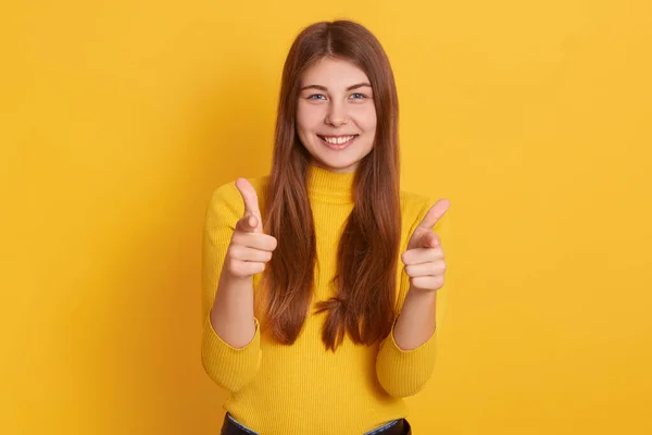 Estudio Fotografía Una Joven Caucásica Guapa Apuntando Cámara Con Sus — Foto de Stock