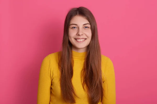 Retrato Primer Plano Una Mujer Feliz Con Sonrisa Dentada Vistiendo — Foto de Stock