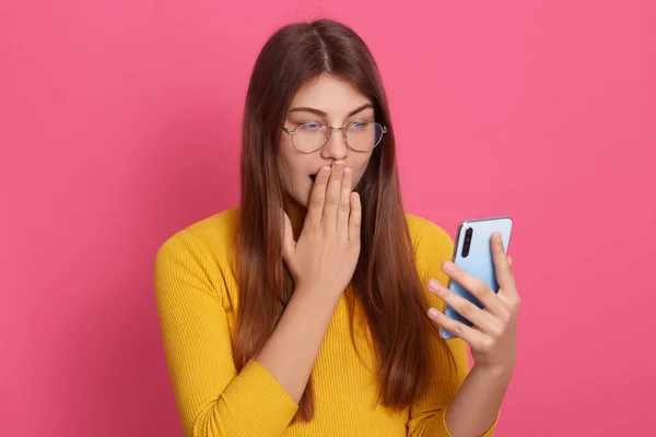 Picture Emotional Shocked Impressed Young Model Holding Smartphone Looking Device — Stock Photo, Image