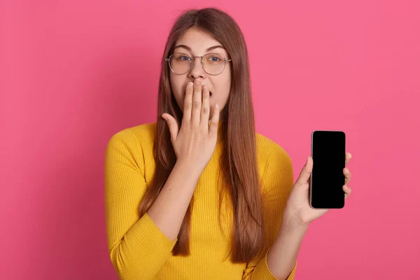 Horizontales Bild Einer Schönen Jungen Frau Die Isoliert Vor Rosa — Stockfoto