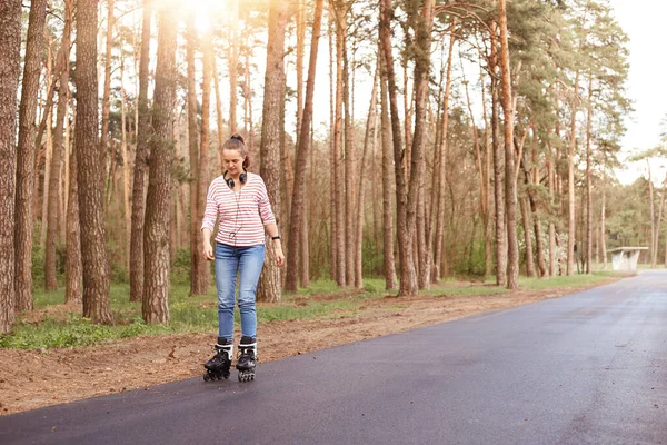 Retrato Adorável Doce Mulher Bonita Vestindo Camisola Listrada Jeans Tendo — Fotografia de Stock