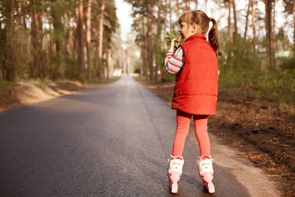Gambar Gadis Kecil Yang Aktif Gembira Makan Krim Rollerskating Saja — Stok Foto