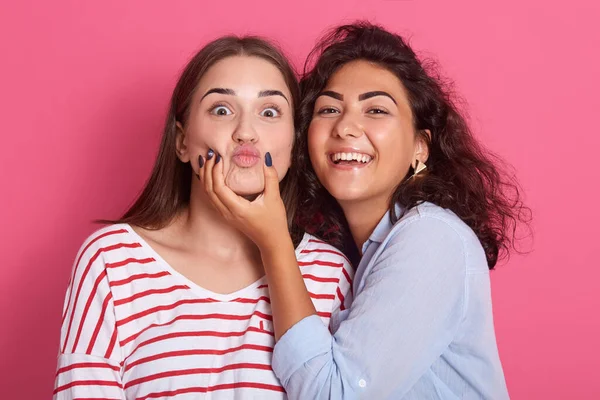 Büyüleyici Kızlar Pembe Duvarın Önünde Dikiliyorlar Kadınlar Birlikte Eğleniyorlar Dişlek — Stok fotoğraf