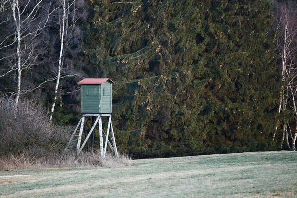 Jagdturm auf der Wiese — Stockfoto