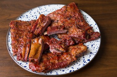 Domuz kaburga dekoratif bir plaka üzerinde füme. Gıda ve yemek.