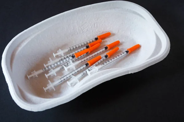 Seringas de insulina para diabetes numa tigela de papel. Instrumentos médicos — Fotografia de Stock