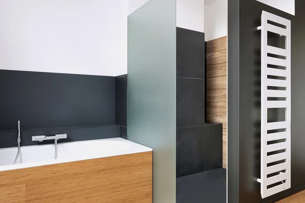 Banheira e chuveiro em casa de banho com azulejos — Fotografia de Stock