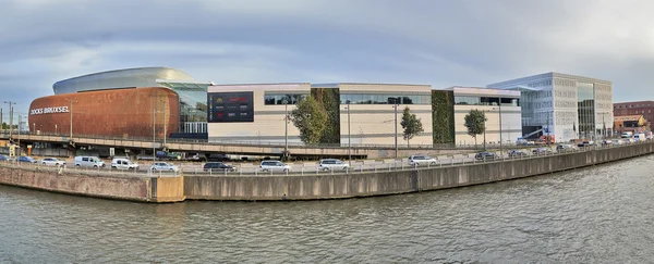 查看关于运河从布鲁塞尔和码头 Bruxsel-新购物 — 图库照片