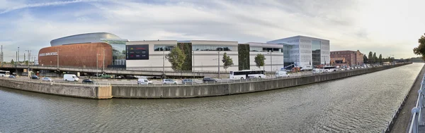 查看关于运河从布鲁塞尔和码头 Bruxsel-新购物 — 图库照片