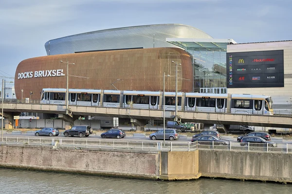 Vista sul canale da Bruxelles e Docks Brusssel - Nuovo shopping — Foto Stock