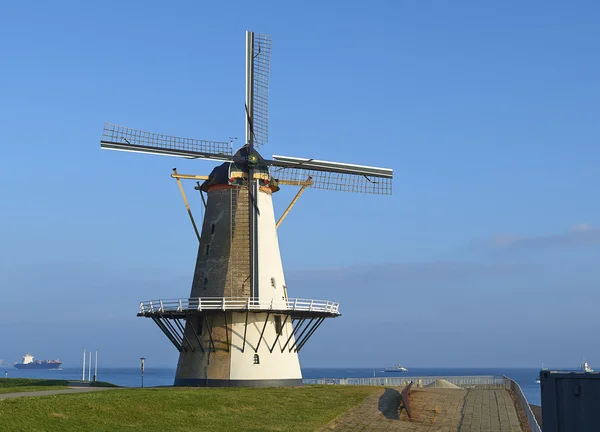 Moulin à vent hollandais traditionnel — Photo