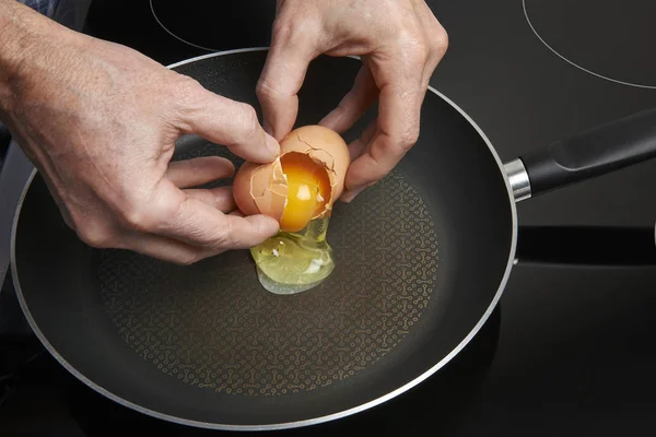 Τηγάνι με βρασμένα αυγά — Φωτογραφία Αρχείου