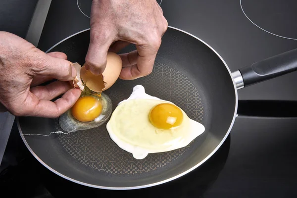 Τηγάνι με δύο Αβγά βρασμένα — Φωτογραφία Αρχείου