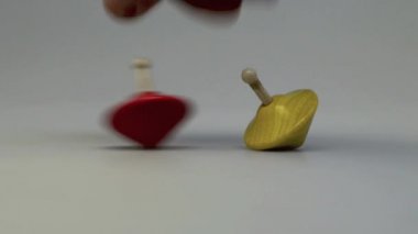 İki ahşap ve renkli Laptoplar iplik.