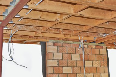 Yeni tuğla duvar ve tavan çatı