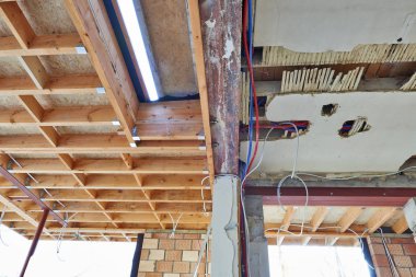 Yeni tuğla duvar ve tavan çatı