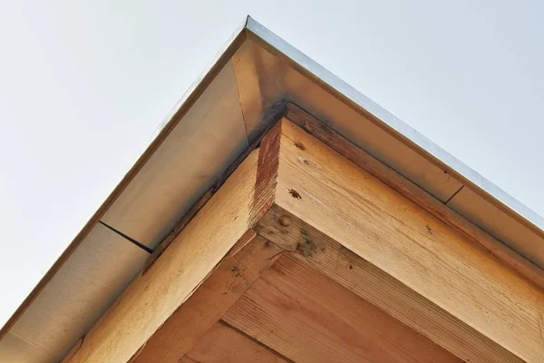 Крыша в стадии строительства с деревянной рамой и цинком — стоковое фото