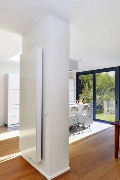 Вертикальный радиатор на колонне в просторной квартире — стоковое фото