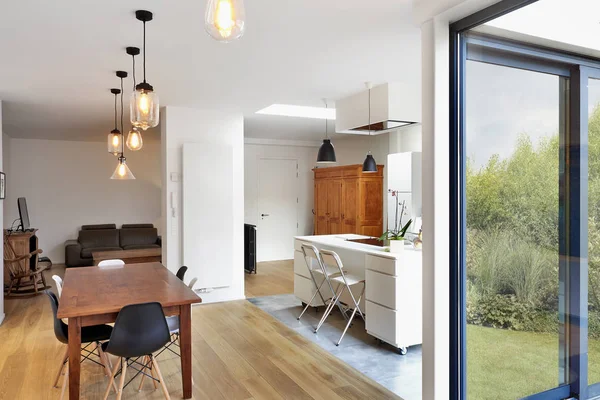 Modernes Luxus-Wohnzimmer und Küche — Stockfoto