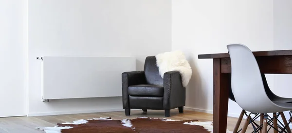 Кресло уничтожено котом в белом лофте — стоковое фото