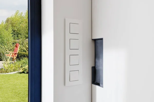 Interruptor de luz cerca de una puerta corredera en un apartamento moderno —  Fotos de Stock