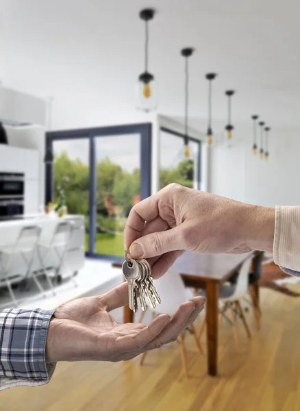 Realtor dando a chave da casa ao comprador — Fotografia de Stock