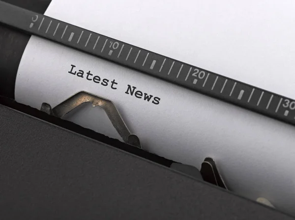 "Laatste nieuws "bericht getypt door vintage typemachine. — Stockfoto