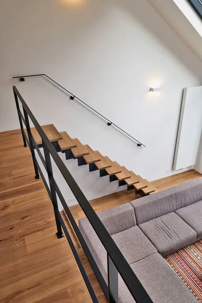 Современные деревянные лестницы — стоковое фото