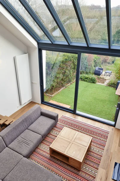 Moderne woonkamer met grote ramen — Stockfoto