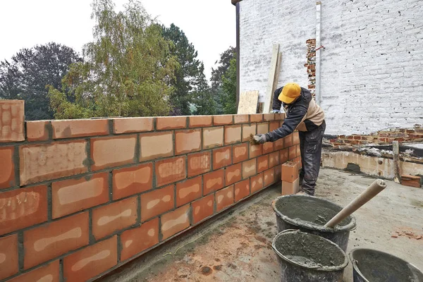 Bouw van een muur voor nieuwe kamer — Stockfoto