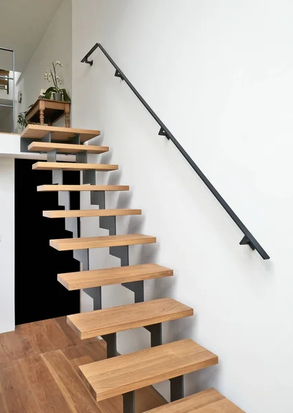 Escaleras de madera en sala de estar moderna — Foto de Stock