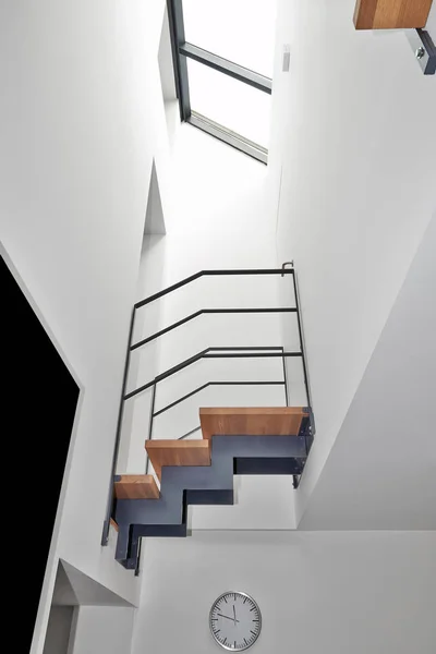 Scale di design e ponte in una casa moderna — Foto Stock