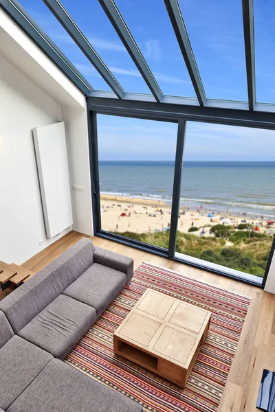 Habitación con grandes ventanales y vistas al mar — Foto de Stock