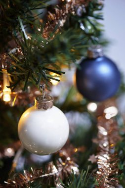 Neşeli Noel ağacı, Noel ağacı ışıkları Tw topları ile