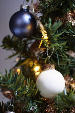 Neşeli Noel ağacı, Noel ağacı ışıkları Tw topları ile