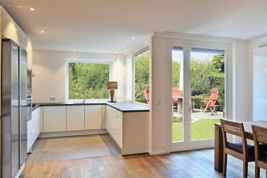 yenilenmiş evde modern mutfak