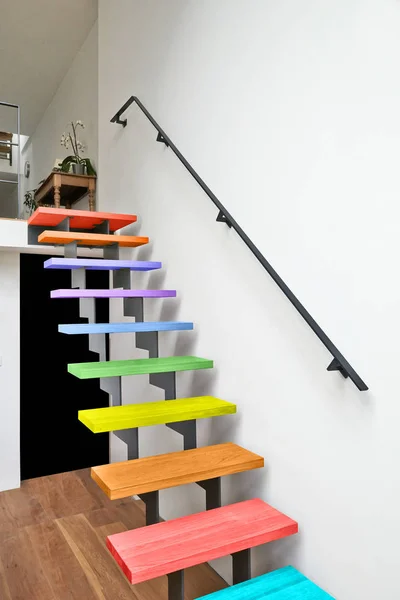 Multi color Escaleras de madera moderna sala de estar — Foto de Stock