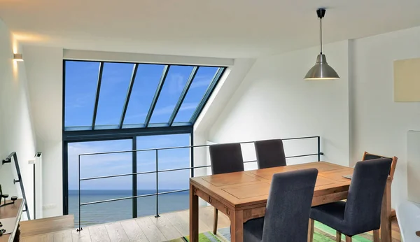 Eettafel in moderne duplex met grote ramen — Stockfoto