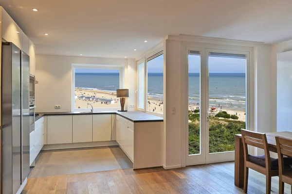 Kitchen in renovated house with view on beach at summer — Stock Photo, Image